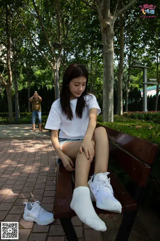 第22期:美，从未如此简单。白色复古跑鞋搭配短筒白棉袜和船袜 - 物恋传媒